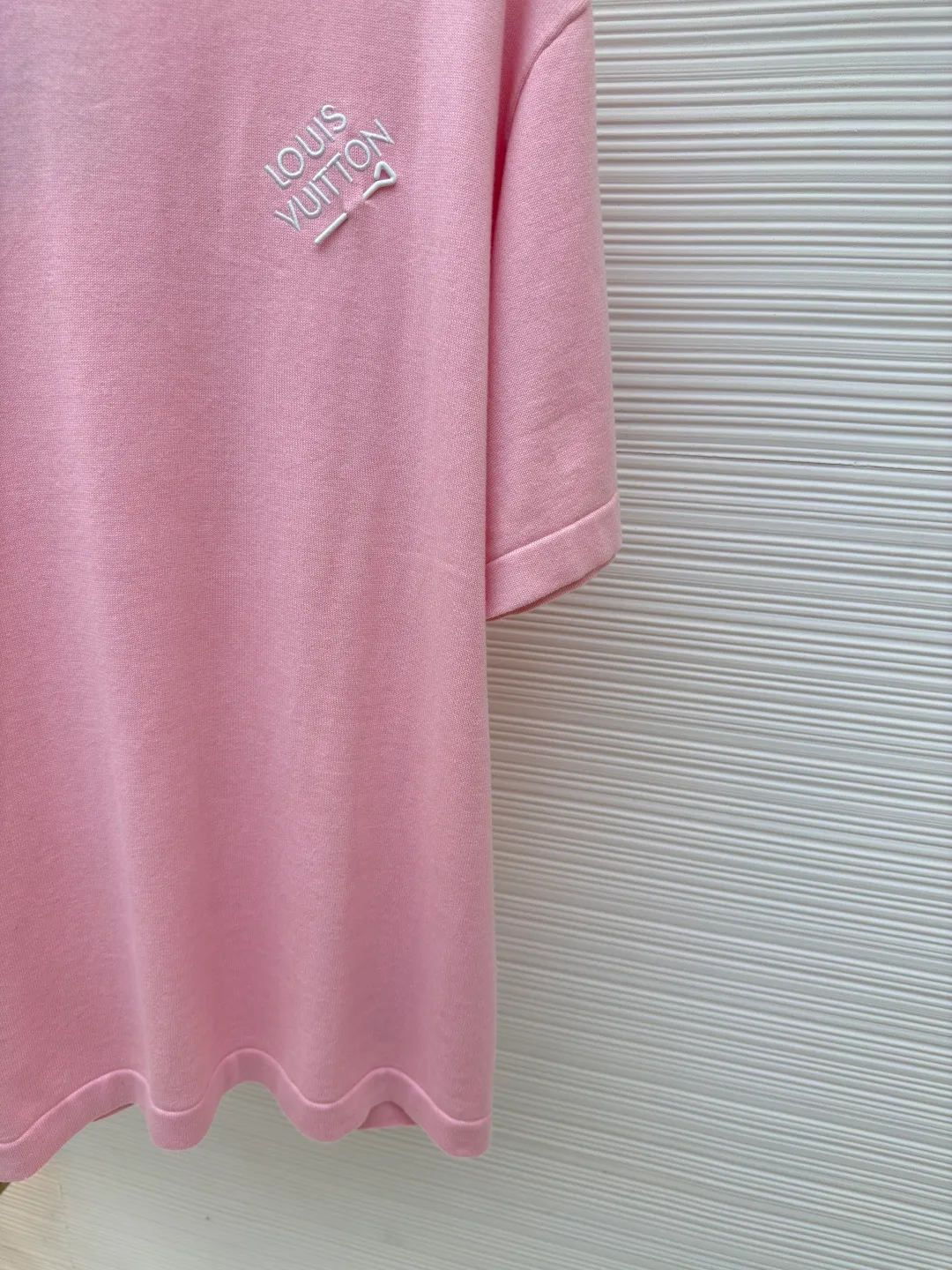 LOUIS VUITTON embroidered letter pin short sleeves ●Authentic product: Purchased and developed by 8766 ●Item number: 1680115-A50 ●Fabric: Dyeing fully combed cotton yarn weaving ●Technology: knitting ●Version: Fitted version ●Size: XS-S-M-L ●Description: Weaved using custom-woven, custom-dyed, fully combed 100% cotton yarn. A 14-needle computerized flat knitting machine is used to weave single-sided wool tissue according to the original version. The entire garment piece takes 6-7 hours per piece. The letters on the chest are sewn at a ratio of 1:1. All details are processed and finished by hand. The next operation can only be carried out after manual thread picking, knotting, inspection, and spot checks. Partial jacquard on one side requires a long time on the loom, the loss variables are unstable, and the scrap rate is high; especially for customized dyeing according to the Y version, to distinguish the wrong color and the big head version on the market. The overall wiring is straight and delicate, the fabric is comfortable and soft, and the color is consistent without color difference. It can be matched with the same style to create a fashionable look and control various occasions. Customized accessories, complete with three standards, same style for men and women!